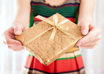 Entrega de cajas, cestas y regalos navideños